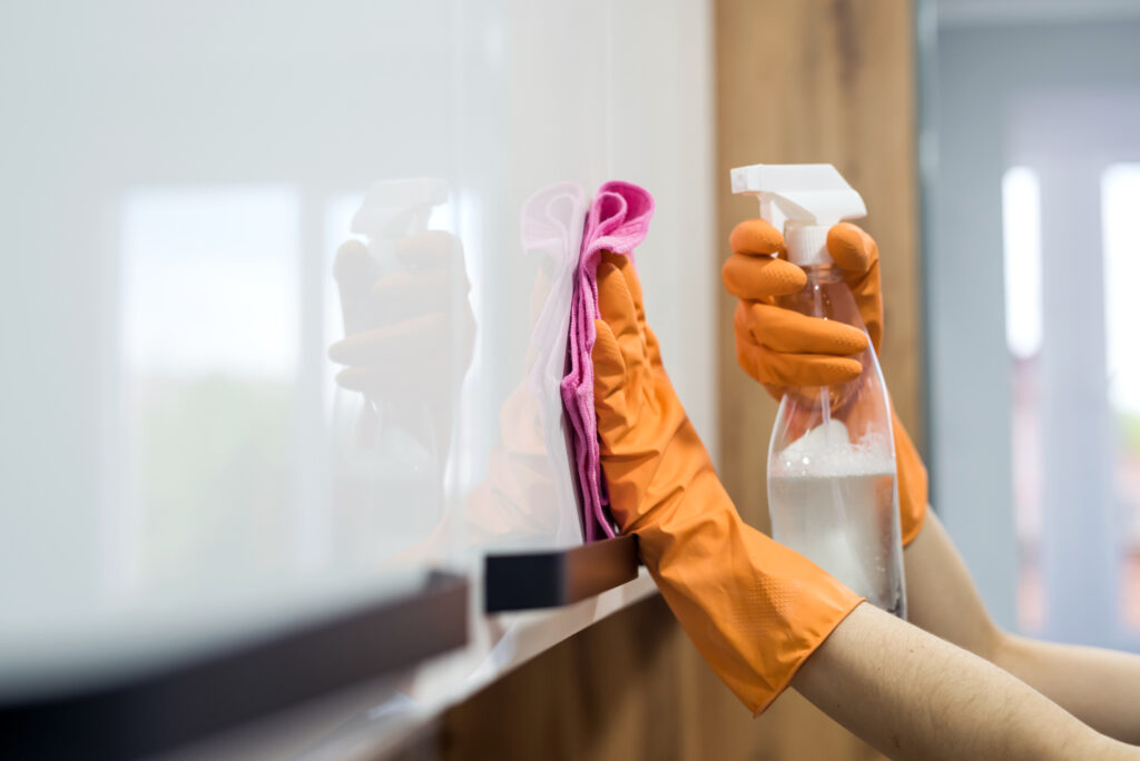 The Benefits of Hiring Professional Mirror Polishing Services for Residential Spaces